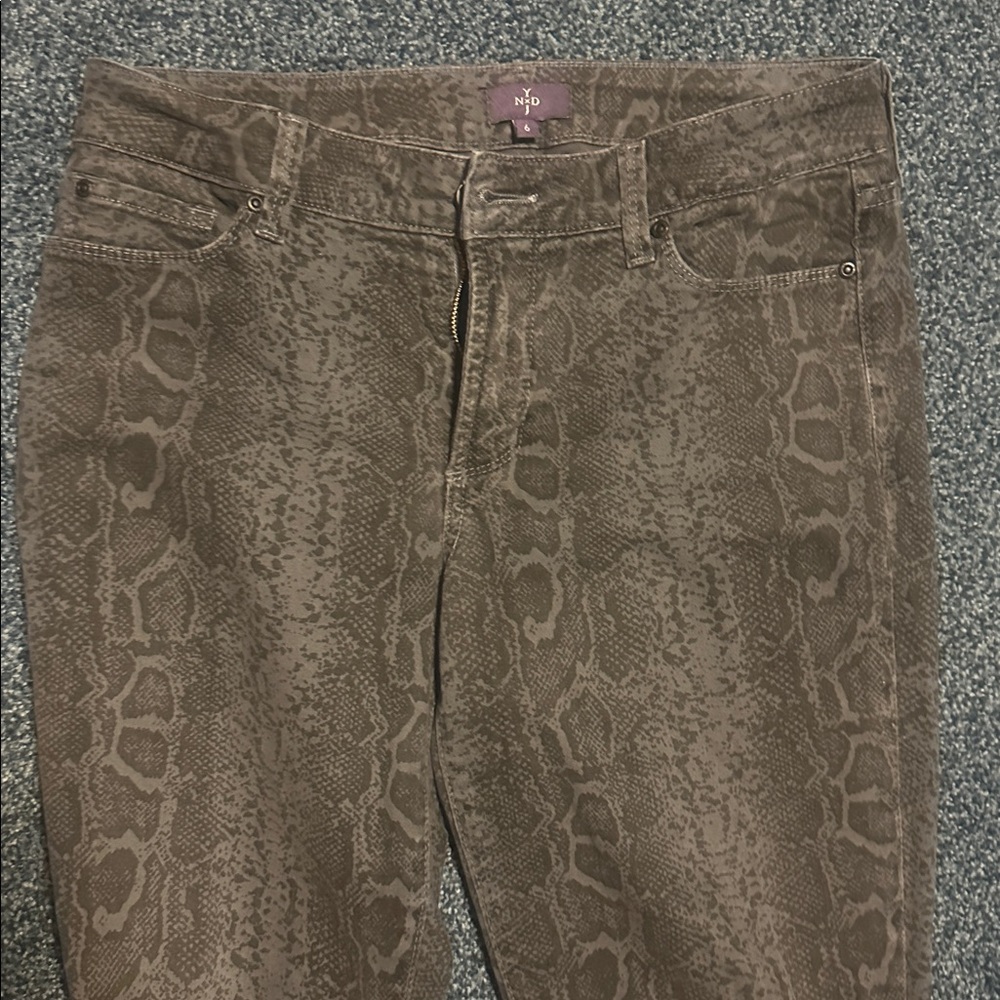 NYDJ skinny size 6 gray Black Snake Print Pants